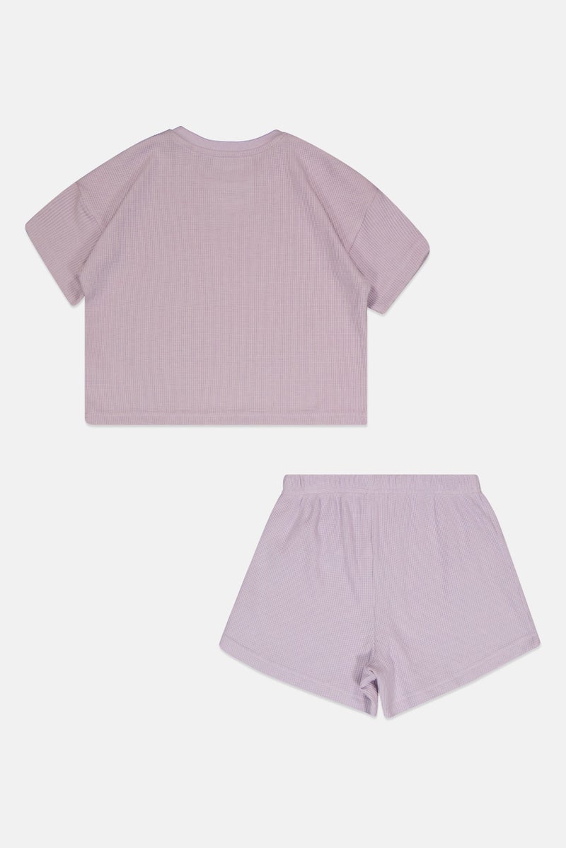 DKNY طقم بنات أطفال مكون من قطعتين بأكمام قصيرة وياقة دائرية وطباعة جرافيك، لافندر - Image 3